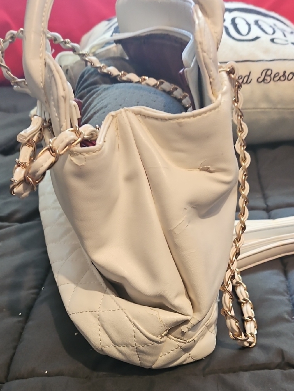 CHANEL White Quilted Leather Shoulder Bag with Gold Chain - READ - Picture 5 of 9